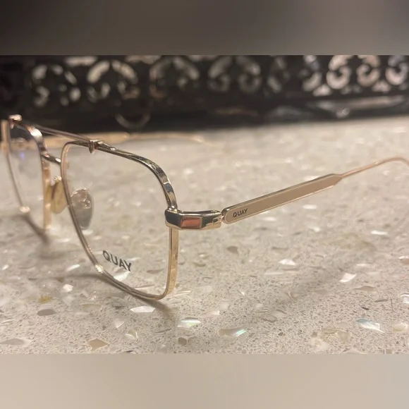 Quay Glasses Clear - Picture 1 of 5